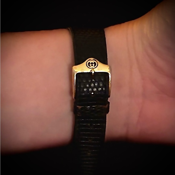 Authentic Vintage Gucci 2200M black & gold Roman numeral bezel watch - Picture 3 of 9